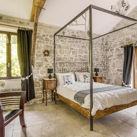 Sleeps 8 With Pool Air Con And Wifi
