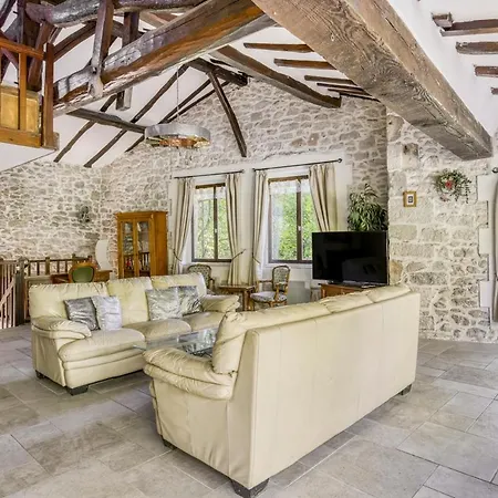 Villa Sleeps 8 With Pool Air Con And Wifi *